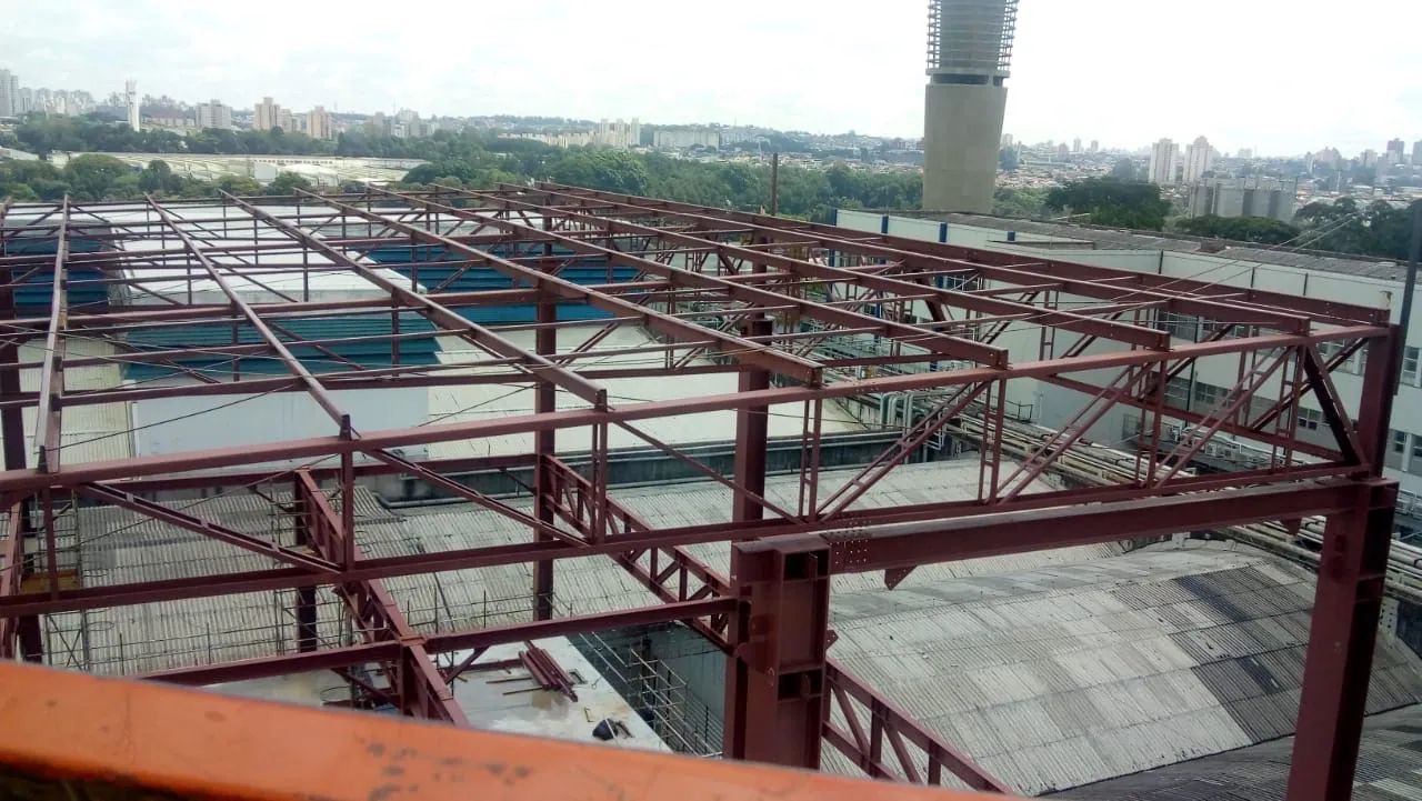 Conjunto de vigas e treliças de aço em estrutura industrial visto de cima