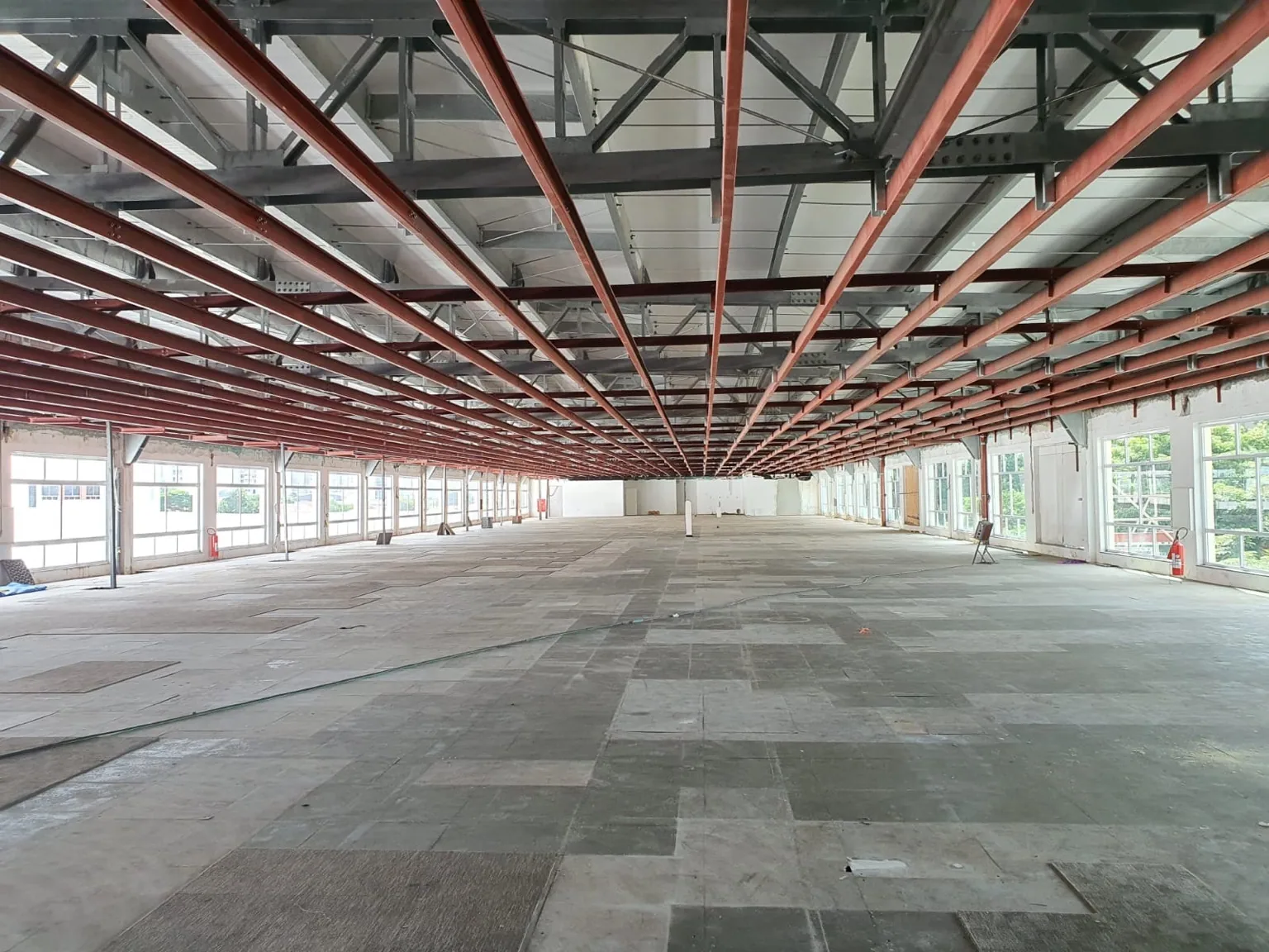 Grandes treliças metálicas instaladas em vão interno de edificação